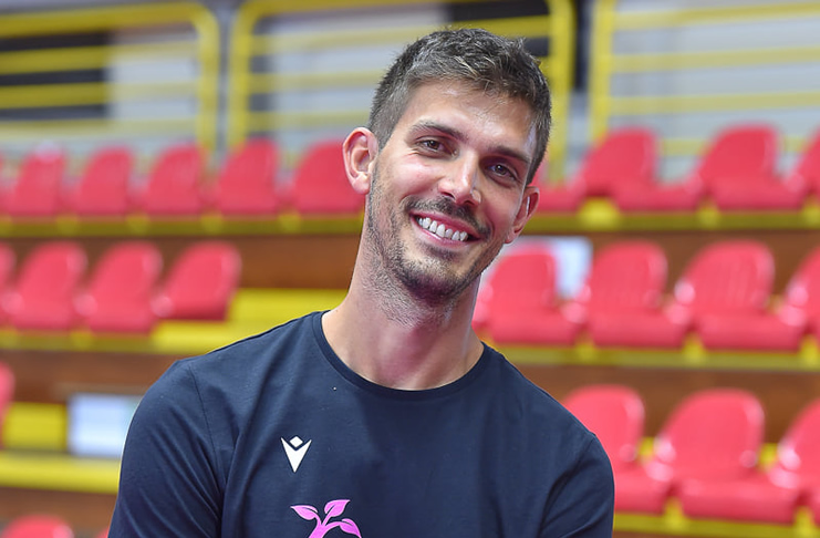 攻与接应能, 正式接掌中, 历不同于以